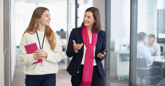 Studentin im Gespräch mit einer Wirtschaftsprüferin